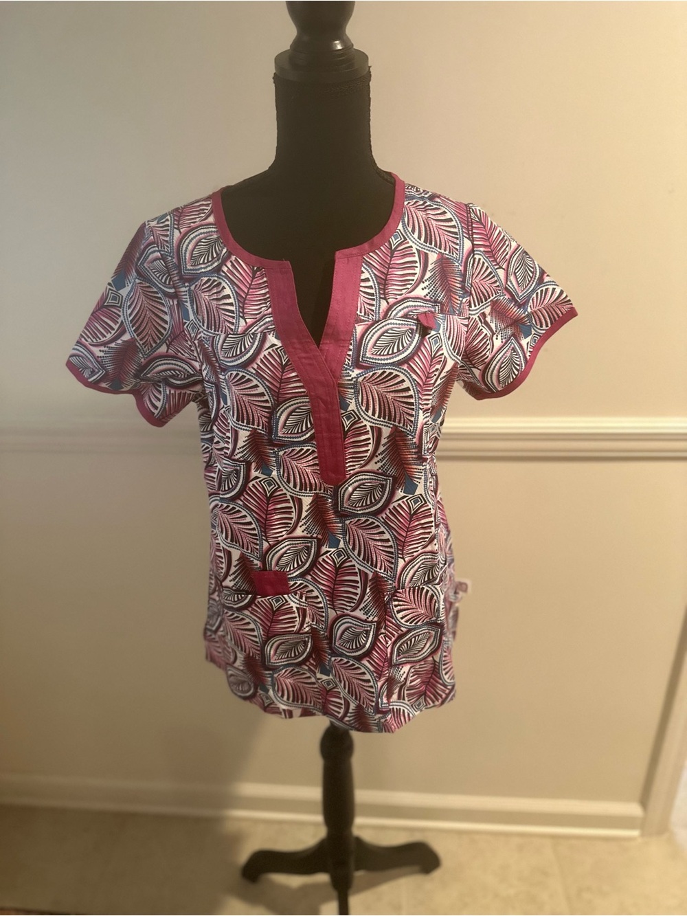 PEACHES Scrub Top